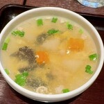 JASMINE THAI - 休日のランチセットメニュー「シーフード炒飯」(1271円)セットのスープ