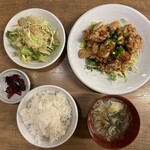 焼売酒坊 多福 - ランチメニュー ユーリンチ定食¥750(ご飯とスープは食べ放題、サラダ、漬物付き)