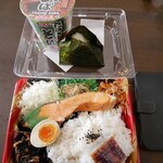 エブリイ - 魚屋特選・銀鮭弁当431円&梅むすび