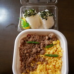 エブリイ - 肉うま！そぼろ丼323円&ふっくら塩むすび150円