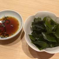 鮨結う翼 - このワカメが超美味しい。何倍でもおかわり自由。でも食べすぎると肝心のお寿司が食べられない