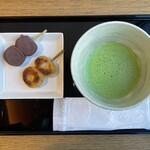 羽二重団子 - 抹茶セット（ミニ焼、ミニ餡）　770円（税込）