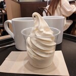 CAFE VELOCE - ブレンドコーヒー280円、サービスのお湯、ソフトクリーム（カップ）250円