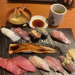 numaduuogashizushi - 左上から時計回りで、イカ、鯖、桜えび、生しらす、金目鯛（多分）、鯵、クロサギ？（ちょっと分からない）、鯛、鮪赤身、鮪中とろ、真ん中は穴子
