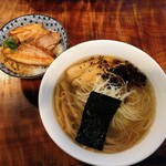 自家製麺 カミカゼ - 塩焦がしネギラーメン ¥900、チャーシュー丼 ¥320