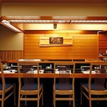 天富良 天露 - カウンター８席で目の前で揚げる天婦羅をご堪能いただけます。