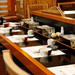 天富良 天露 - カウンター８席で目の前で揚げる天婦羅をご堪能いただけます。