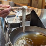 天富良 天露 - 目の前で生きた穴子を捌いて天ぷらにします