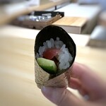 Sushi Uchio - ◆鮪と胡瓜の手巻き・・鮪好きとしては、これも嬉しい、鮪の旨味と胡瓜の食感を愉しめます。