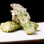 天富良 天露 - アスパラガスの天ぷら