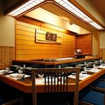 天富良 天露 - カウンター８席で目の前で揚げる天婦羅をご堪能いただけます。