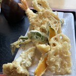 手打ちそばおんたけ - 天ぷら盛り合わせ