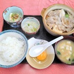 犬塚食堂 - 肉鍋定食 800円