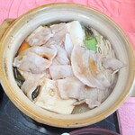 犬塚食堂 - たっぷりの豚肉に豆腐・えのき・ねぎ・白菜などが入っています