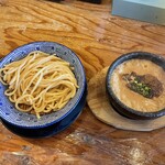 下品なぐらいダシのうまいラーメン屋 - 