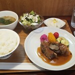 キッチン ブルー グローブ - スペアリブ　ポシェ　トリュフとマッシュルームソース