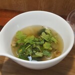 キッチン ブルー グローブ - スープにもパクチー！