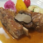 キッチン ブルー グローブ - スペアリブ　ポシェ、トリュフが目立ちます