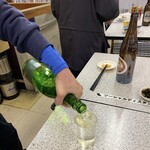 イマナカ酒店 - 大将がなみなみと注いでくれます