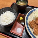 とんかつ とん丸 - 塩と辛子&とんかつソース、とんかつにからしはマストやもんな