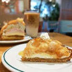 マザームーンカフェ - 手前　白桃とシトラスヨーグルトのタルト　奥　白桃と木苺のズコットタルト　今月初めに食べに来た時はまだ始まってなかった白桃とシトラスヨーグルトのタルトがあってリベンジ成功。