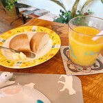 モモ カフェ - お子様プレートのパンとオレンジジュース