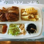 モモ カフェ - お子様プレート（唐揚げ）