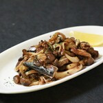 香煎蘑菇和油渍沙丁鱼
