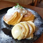 NINOVAL COFFEE - 白桃のパンケーキ2枚　ゆっくり時間をかけて焼き上げてくれる極上生地のパンケーキと切りっぱなしの新鮮な桃。