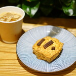 Sambyakurokujuugonichitokohi - チョコとマカデミアナッツのスコーン (￥368)、カフェラテ (￥715)