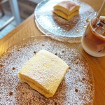 amaretto - 上から　1年前から食べたかった桃のティラミス。
            しゅわっと溶けるような食感に優しい桃風味が広がった♪季節ごとに変わるティラミスを色々食べた結果定番のアマレット味が個人的No.1☆