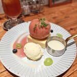 CREPERIE ALCYON TEA TABLE CAFE - 桃は白ワインコンポートにカスタードクリームぎっしり。土台はミルクレープ。ホワイトチョコソースはお好みでと教えてもらって全部がけ(*^^*)濃厚でめっちゃ美味しかった♡