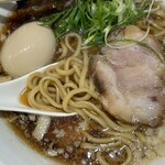 上方レインボー - 中太平打ち麺。やや硬めで美味しい。霧島高原のロイヤルポークの煮豚美味しい