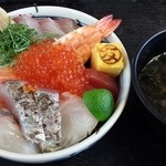 マルトモ水産 鮮魚市場 - 海鮮丼　1300円です。