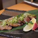 Wafuu Koshitsu Izakaya Tomoshibi - 黒毛和牛タンネギ塩　1,980円