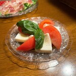 Pizzeria SAM - 高山産モッツァレラとトマト 1210円