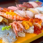 金寿司 地魚定 - 特上握り　¥2,980
中トロにウニにイクラと、主役級のオンパレード