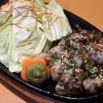 Wafuu Koshitsu Izakaya Tomoshibi - もも炭火焼き　880円