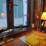 ガンジー - 窓際のカウンター席