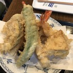 玄蕎麦 野中 - 冬色の天ぷらは、ずわい蟹、舞茸、小茄子、万願寺唐辛子などでした。