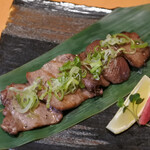 Wafuu Koshitsu Izakaya Tomoshibi - 黒毛和牛タンネギ塩　1,980円