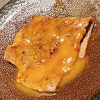 西中州焼肉 きらく - 卵黄とウニを絡めてハムッ\(//∇//)\