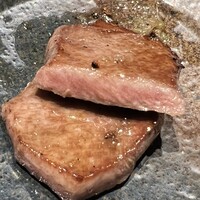 西中州焼肉 きらく - タン元をハサミで二つに切り分けました。ちょうど良い焼き加減です