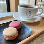 LABO and CAFE YAMAMOTO - 料理写真:マカロン（シラカミ＆ローズ）とコーヒー