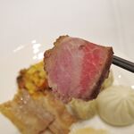 THE KAHALA HOTEL&RESORT YOKOHAMA - 当然、迫力満点なポークステーキは肉厚かつ旨味もめちゃんこパワフル！