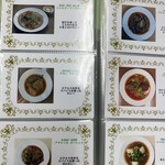 ハラールフードマルハバ - 数十種類のカレーがまとめてあります。どれも作り方が違うそうです。手間暇厭わずに作っているとのこと