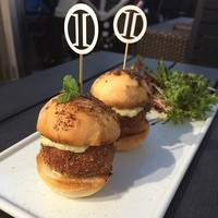TWO ROOMS - かにクリームコロッケのミニハンバーガー♡サラダ添えです。ちなみにポテトも選べます。
                  ----
                  正しくは、タラバ 