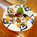 小魚料理 とみ助 - お造りの盛り合わせ(5種盛り)です(o^^o)