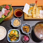 まるさ水産 - メニューには味噌汁って書いてあるけど、でっかい身の入ったあら汁だった。