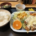 Teishokusemmonteniteteya - チキンエスカロップ定食950円。小鉢と味噌汁とたっぷりの野菜がついてきます。コスパ良し！